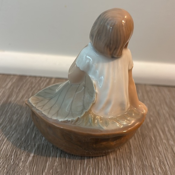 Royal Copenhagen “Thumbelina in her Nutshell Bed” - Picture 2 of 3